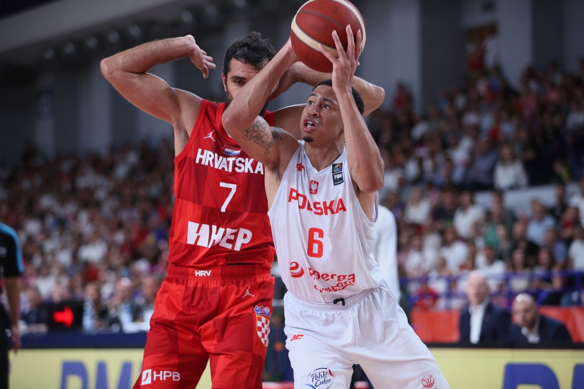 Reprezentant Polski A.J. Slaughter (P) i Krunoslav Simon (L) z Chorwacji podczas pierwszego meczu koszykarzy w grupie E prekwalifikacji do mistrzostw Europy 2025 który rozegrano na warszawskim Torwarze