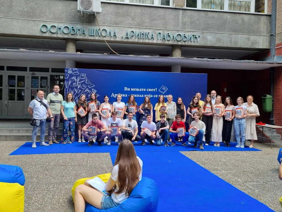 Dodela diploma u OŠ "Drinka Pavlović": Lejzi begovi ispred škole