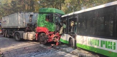 Groźny wypadek ciężarówki, autobusu i busa. Są ranni. Te zdjęcia są straszne!