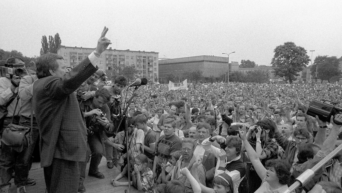 4 czerwca 1989 r. odbyły się pierwsze demokratyczne wybory, które otworzyły drogę do pełnej wolności. Ostatniego ćwierćwiecza nie zaprzepaściliśmy. Polaków jest więcej, żyją znacznie dłużej i na wyższym poziomie. Solą w oku pozostaje bezrobocie. Tuż przed upadkiem PRL pracę miało ponad 2 mln osób więcej niż dziś.