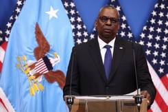 Sekretarz obrony USA: Nic nie wskazuje na to, że Rosja gromadzi samoloty