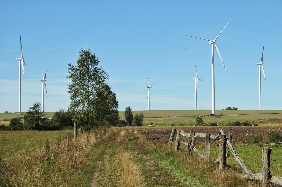 Farma wiatrowa na terenie gminy Potęgowo.