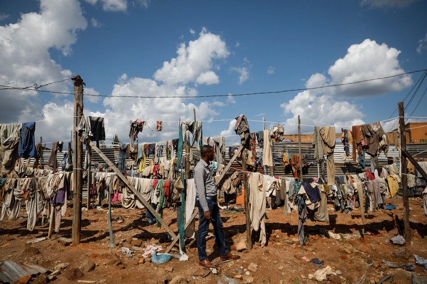 Odeća ubijenih 1994. obešena je u predgrađu Kigalija, na mestu gde je otkrivena jedna od masovnih grobnica. Od aprila 2018. otkrivene su stotine masovnih grobnica u sektorima Rusororo i Masaka