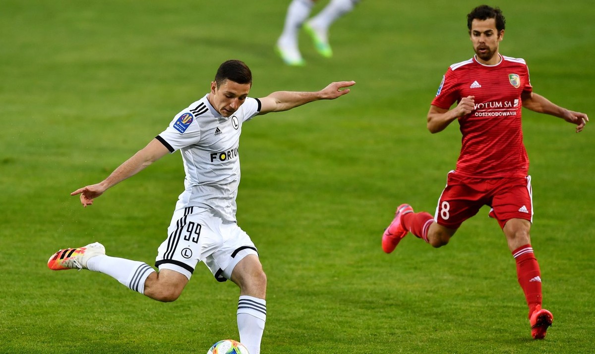 Zawodnik Miedzi Legnica Marcos Garcia Barreno i Bartosz Slisz z Legii Warszawa