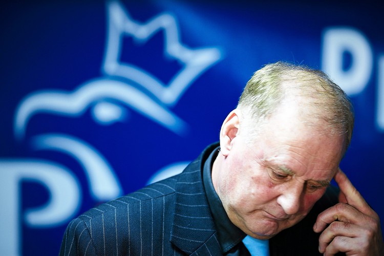 'Euro 2012, mogę powiedzieć to z pełną odpowiedzialnością, zostało nam przyznane dzięki działaniom braci Kaczyńskich. Bo Jarosław jako premier zabiegał o to, by turniej odbył się w Polsce, a śp. Prezydent Lech Kaczyński osobiście pojechał do Cardiff na ogłoszenie werdyktu Komitetu Wykonawczego UEFA. Było to ewenementem! W dużej mierze dlatego dostaliśmy organizację tych mistrzostw. Mało kto się wówczas spodziewał, że tuskoludkowie popsują wszystko' (czerwiec 2011 r.)