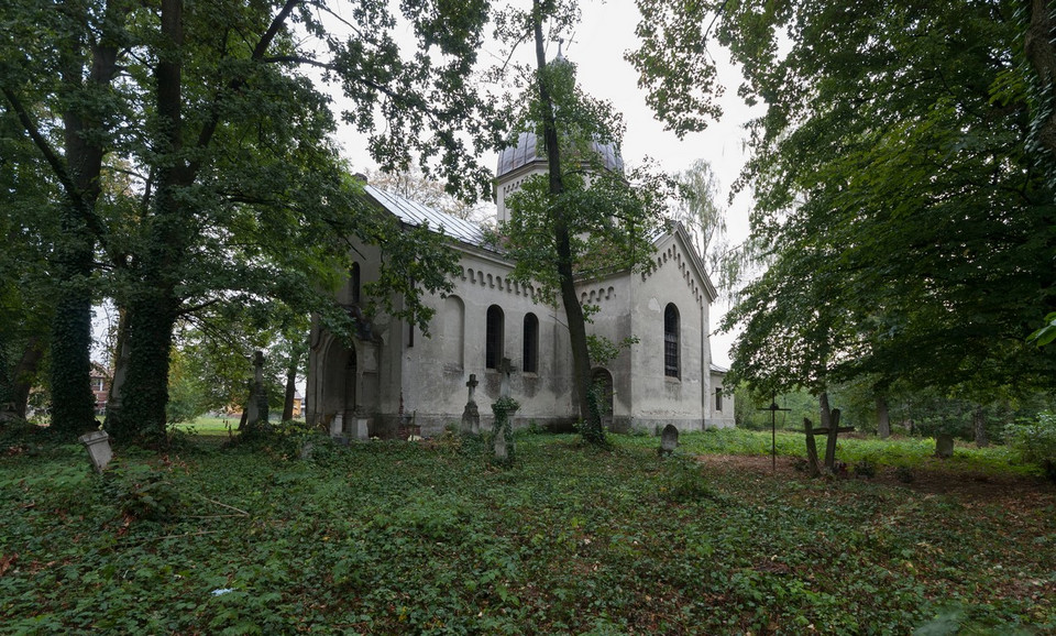 Opuszczona cerkiew grekokatolicka Opieki Matki Bożej w Starych Oleszycach