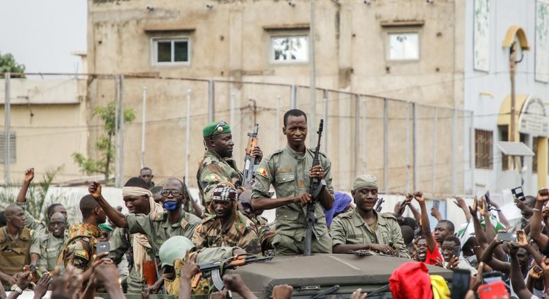 Des militaires jubilent après le coup d'Etat au Mali