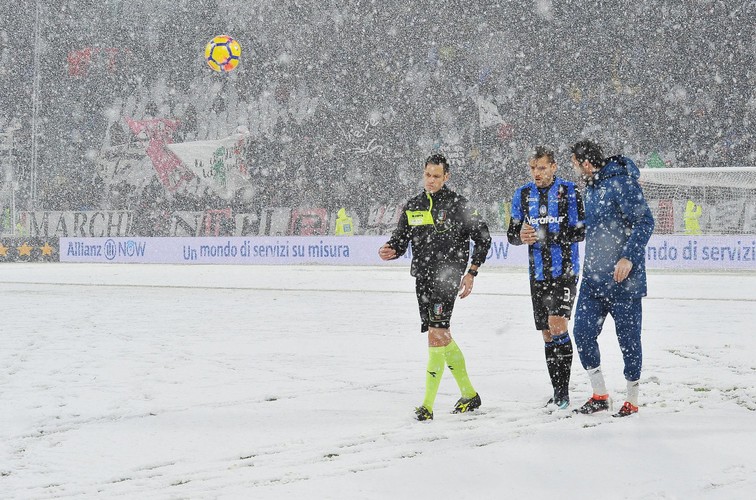 Z powodu obfitych opadów śniegu nie odbył się mecz między Juventusem Turyn a Atalantą Bergamo