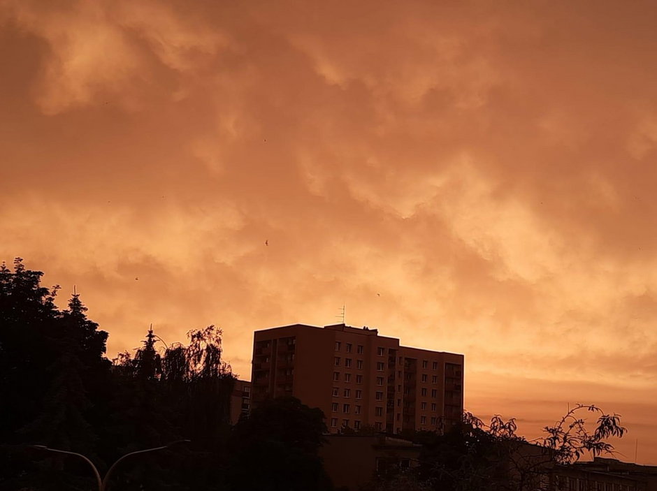 Pomarańczowe niebo przed burzą w stolicy