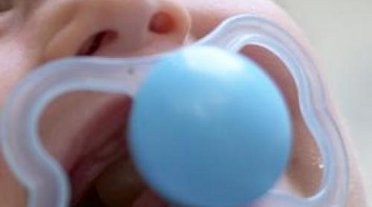 Kegyetlen nővér: a baba szájához ragasztotta a cumit