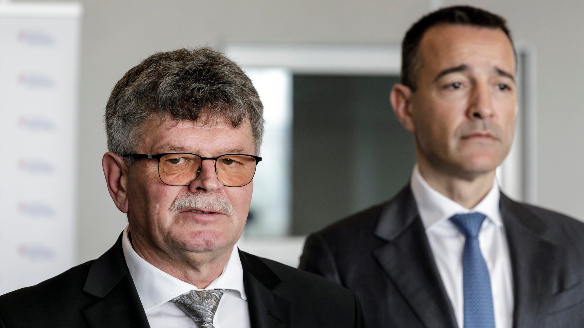 Sprava minister školstva, výskumu, vývoja a mládeže SR Tomáš Drucker (Hlas-SD) a predseda Odborového zväzu pracovníkov školstva a vedy na Slovensku Pavel Ondek.