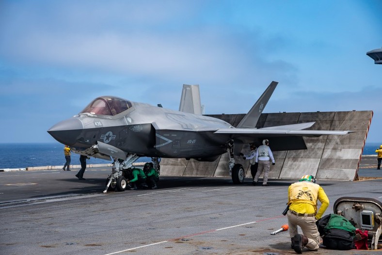 Samolot F-35C na pokładzie amerykańskiego lotniskowca.