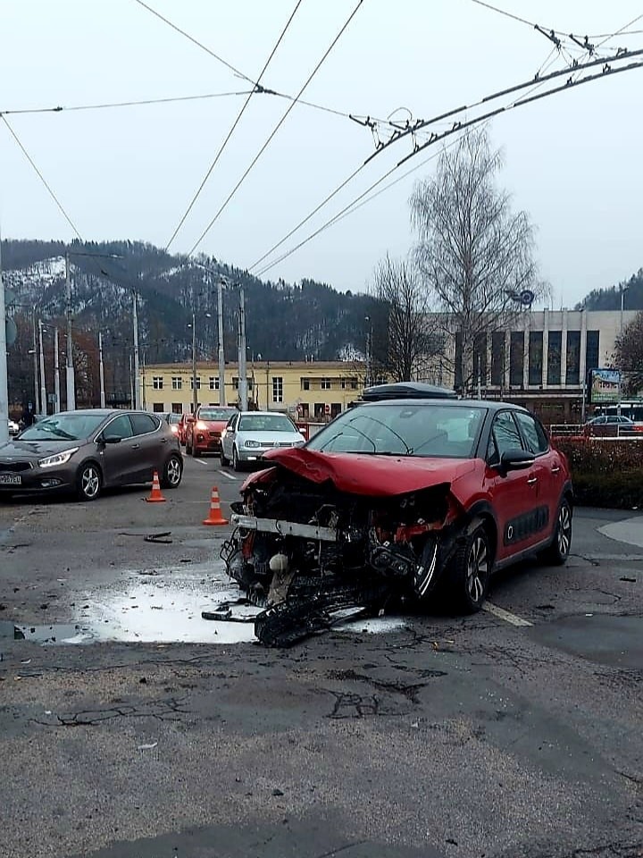 Vodič pri úteku pred políciou zrazil v Banskej Bystrici chodcov.