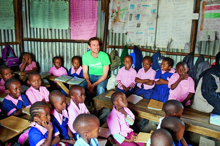 Lubomirski jako ambasador organizacji charytatywnej Concern Worldwide na spotkaniu z uczniami w dzielnicy slumsów w Nairobi (Kenia)