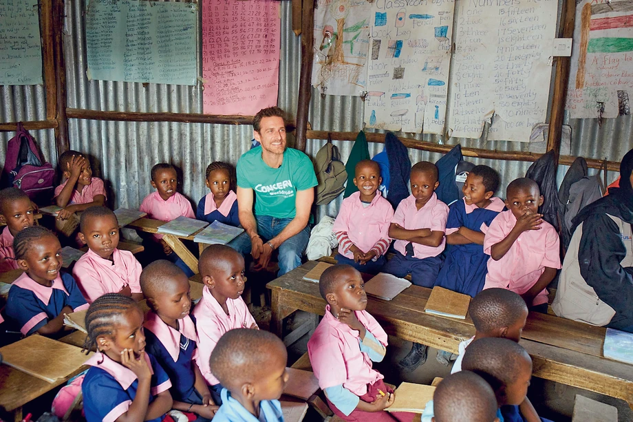 Lubomirski jako ambasador organizacji charytatywnej Concern Worldwide na spotkaniu z uczniami w dzielnicy slumsów w Nairobi (Kenia)