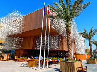  W ścianę Polskiego Pawilonu w Dubaju wbudowano instalację do ładowania smartfonów.