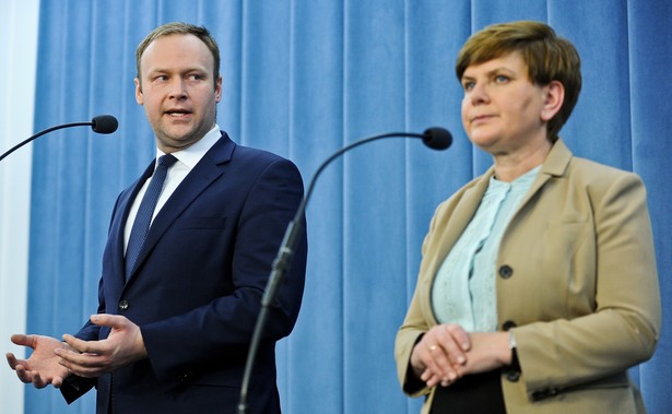 Rzecznik prasowy PiS Marcin Mastalerek i wiceprezes PiS Beata Szydło podczas konferencji prasowej w Sejmie