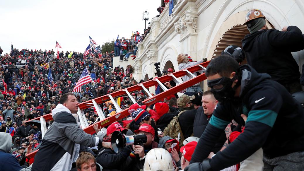 Atak na Kapitol. Zwolennicy Trumpa szturmują budynki Kongresu USA