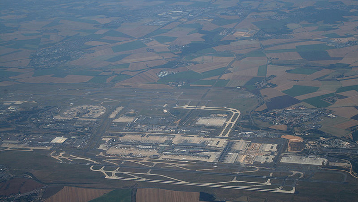 Wskutek strajków w rafineriach największy port lotniczy Paryża Roissy-Charles de Gaulle wyczerpie za trzy dni swoje zasoby paliw - podało francuskie ministerstwo ekologii, dodając, że istnieją inne sposoby rozwiązania problemu tankowania samolotów.