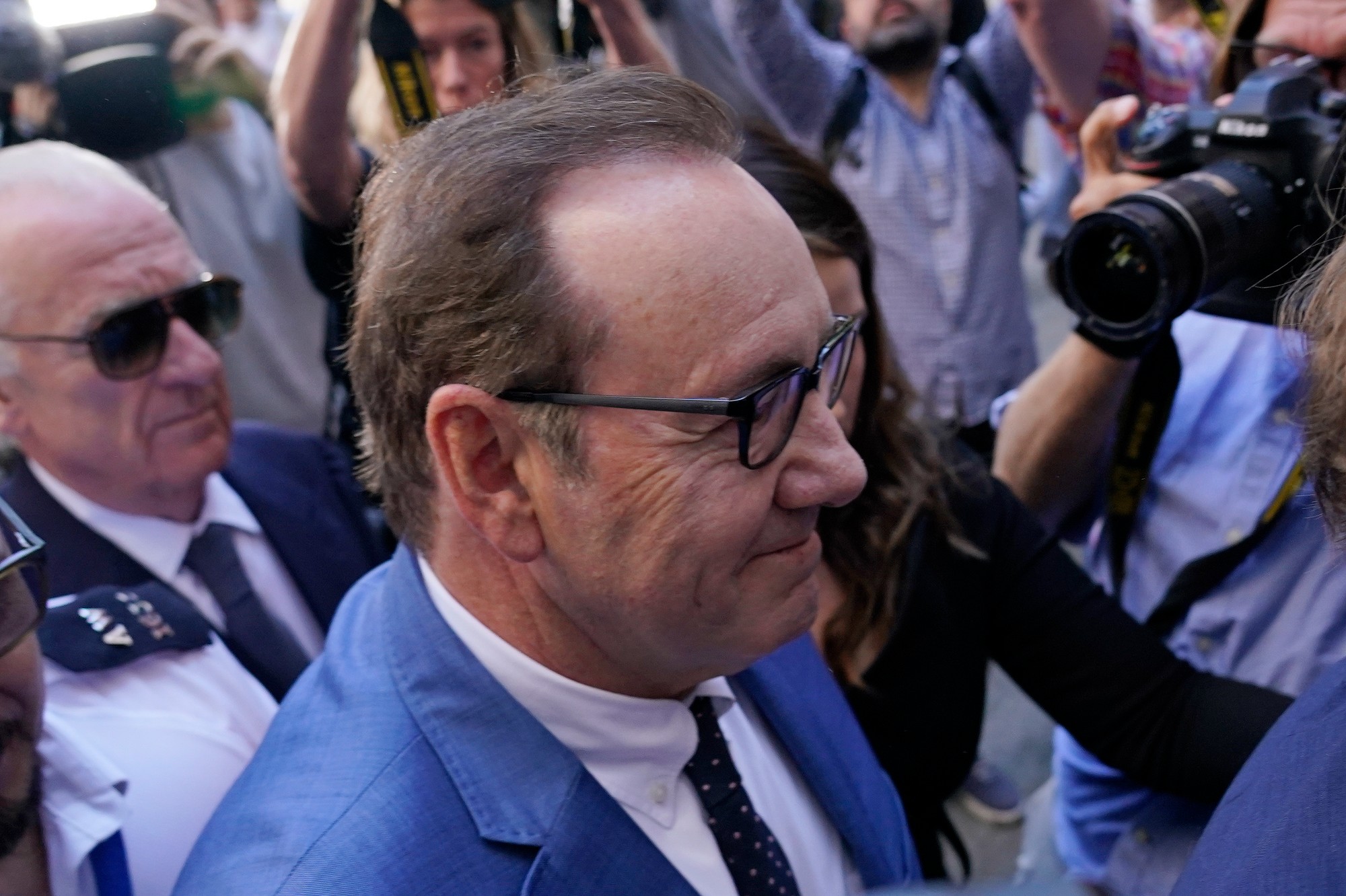 Americký herec Kevin Spacey pri odchode zo súdu v Londýne.