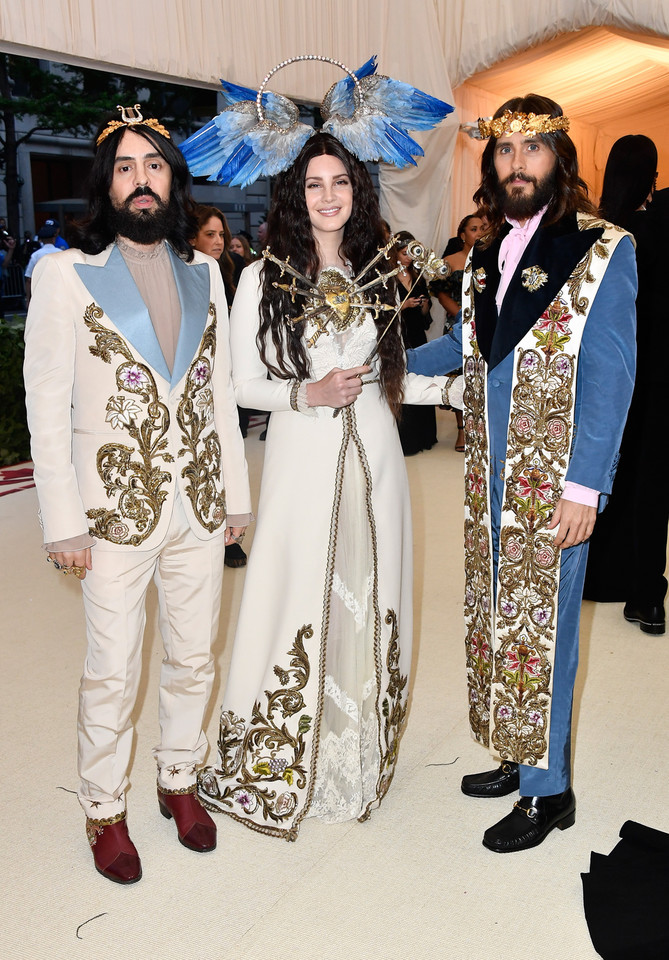 Alessandro Michele, Lana del Rey i Jared Leto na Met Gali w 2018 r.