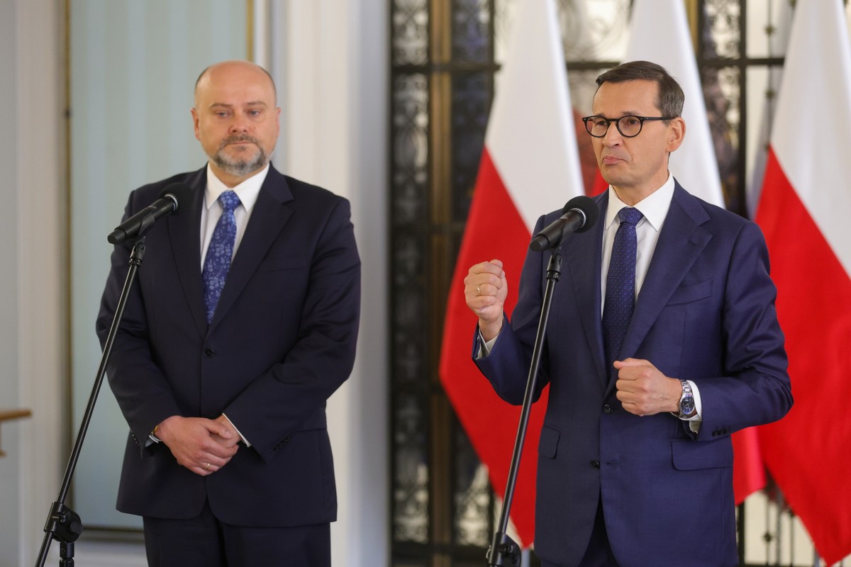 Posłowie PiS Mateusz Morawiecki i Andrzej Kosztowniak na konferencji prasowej w sali kolumnowej Sejmu w Warszawie
