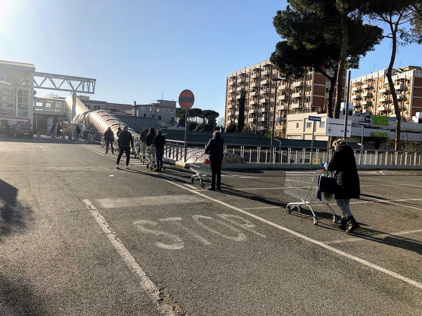 Karabinijeri na ulazu u tržni centar u kojem je otvoren samo supermarket (Rim).