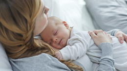 Karmienie niemowlęcia urodzonego drogą cięcia cesarskiego – poznaj wskazówki eksperta 