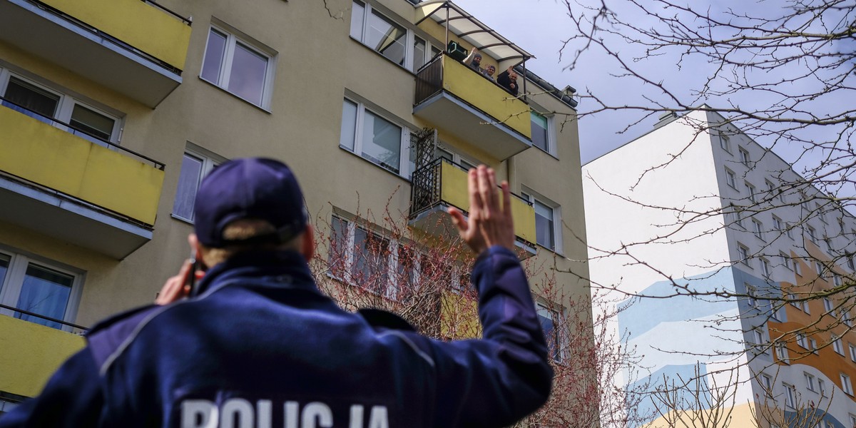 Wiosną przestrzeganie kwarantanny kontrolowali policjanci, od października mogą im towarzyszyć żołnierze Wojsk Obrony Terytorialnej, którzy zostali oddelegowani do uczestniczenia w patrolach w kilku województwach. 