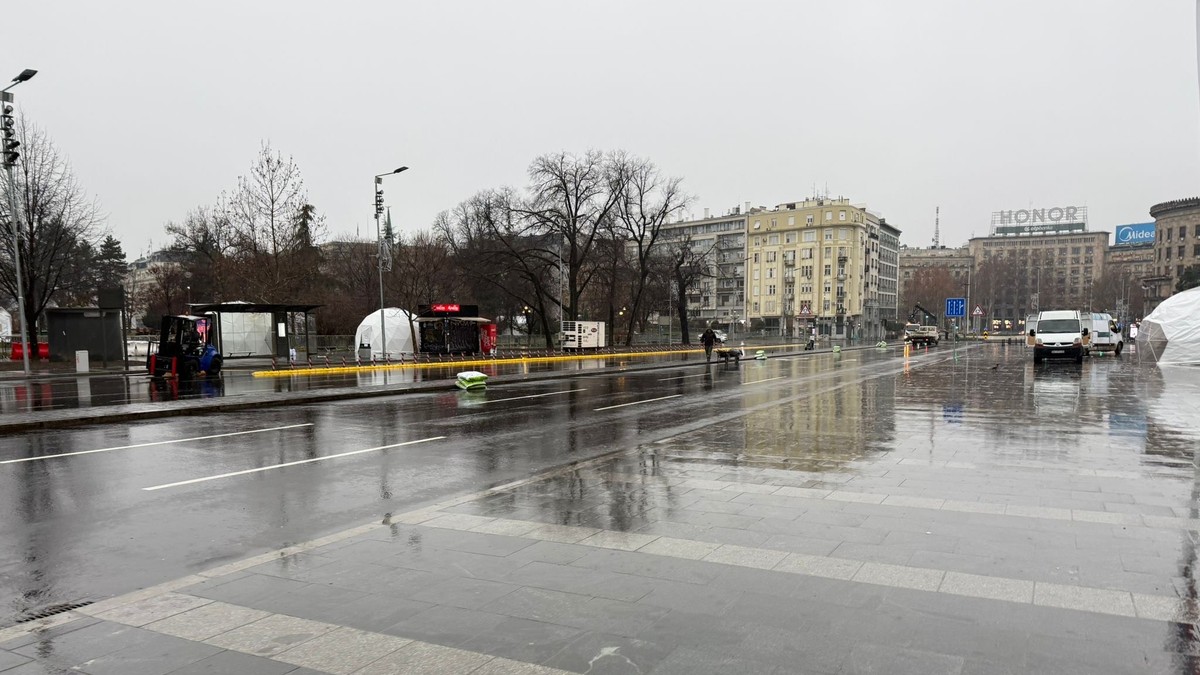 Uklonjen novogodišnji bazar ispred Skupštine