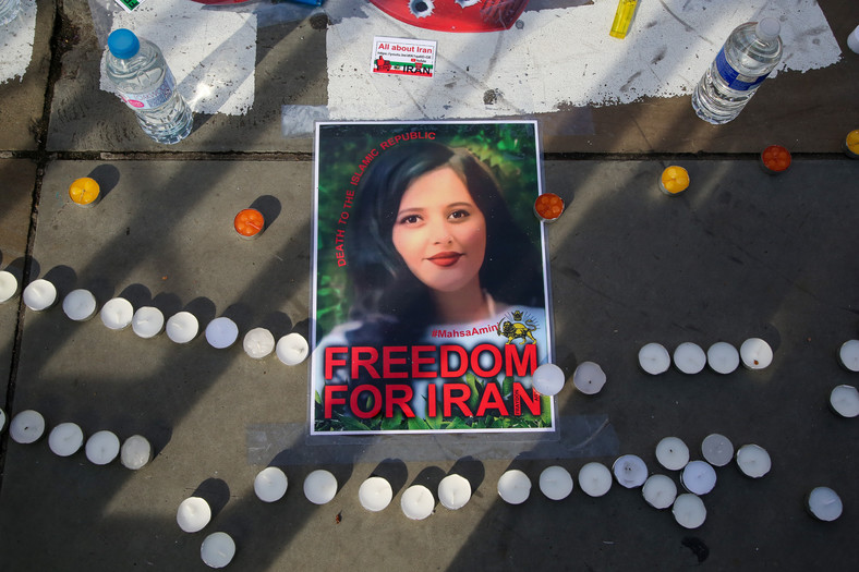 Mija rok od śmierci Jiny Amini. Irańska policja zabiła 22-latkę. Miała źle założoną chustę (zdjęcie z protestów w Londynie, 2022 r.)
