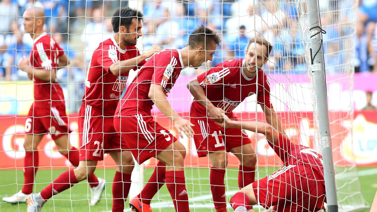 W hicie szóstej kolejki Ekstraklasy Lech Poznań przegrał na własnym boisku z Piastem Gliwice 0:1 (0:1). Goście tym samym udowodnili, że nieprzypadkowo prowadzą w tabeli. Gola na wagę kompletu punktów strzelił Kamil Vacek. Na pochwały zasługuje również postawa Jakuba Szmatuły, który świetnie spisywał się w bramce Piasta.