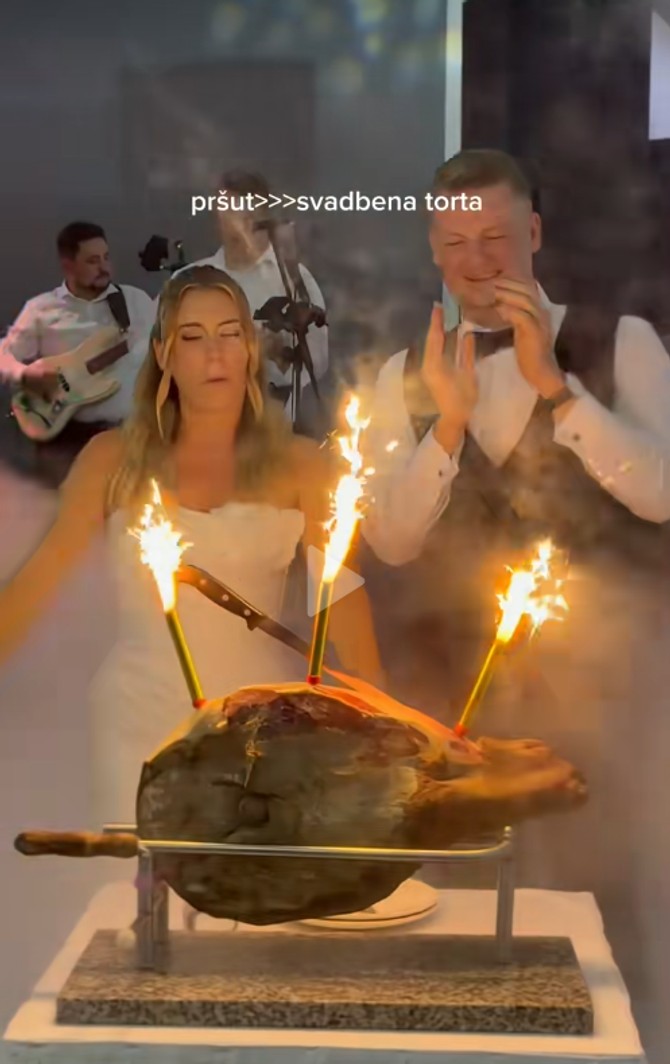 Na svadbi umesto torte izneli pršut pa postali hit u regionu