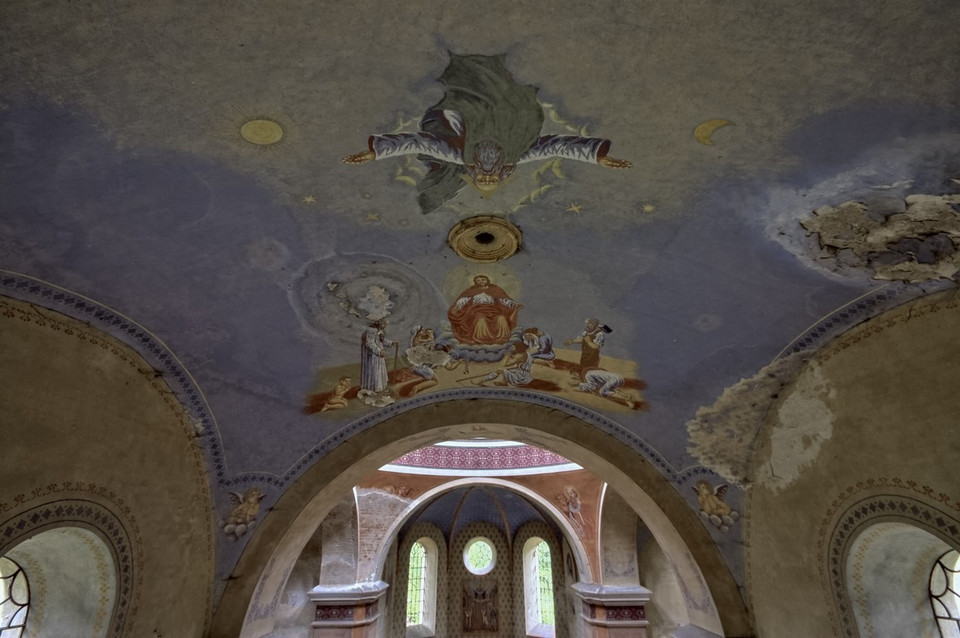 Opuszczona cerkiew greckokatolicka Opieki Matki Bożej w Starych Oleszycach