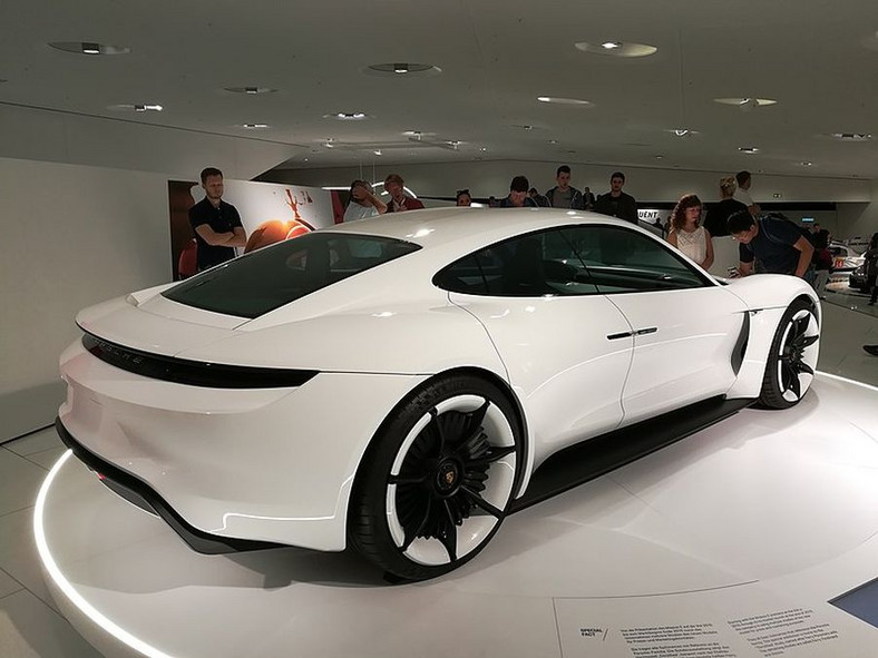 Porsche Taycan, dawniej znany jako Mission E, zbudowany jest m.in. z aluminium, różnych gatunków stali, włókna węglowego, z którego wykonana jest niezwykle lekka, a jednocześnie stabilna kabina pasażerska. <br><br>Porsche Taycan (fot. Alexander Migl - Creative Commons Attribution-Share Alike 4.0 International)