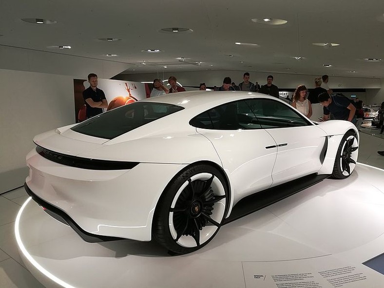 Porsche Taycan, dawniej znany jako Mission E, zbudowany jest m.in. z aluminium, różnych gatunków stali, włókna węglowego, z którego wykonana jest niezwykle lekka, a jednocześnie stabilna kabina pasażerska. <br><br>Porsche Taycan (fot. Alexander Migl - Creative Commons Attribution-Share Alike 4.0 International)