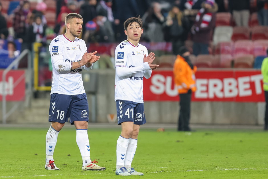 Lukas Podolski i Daisuke Yokota po marcowej porażce z Legią (0:1).