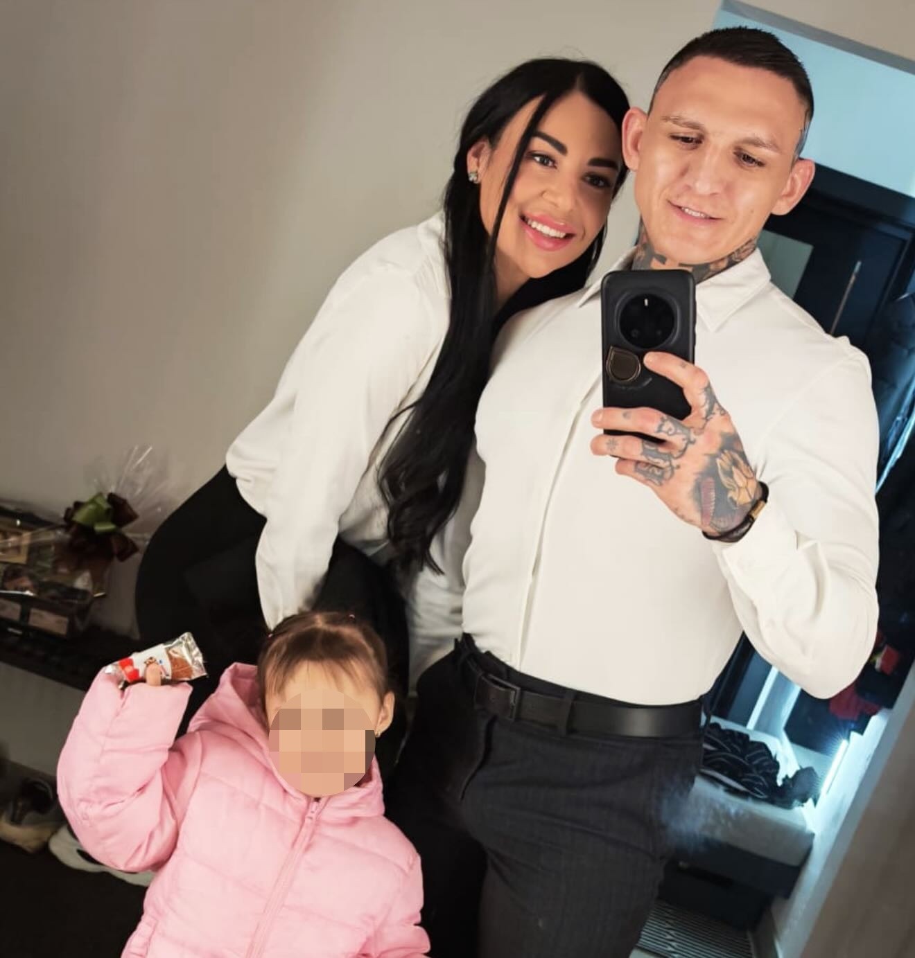 Známy MMA zápasník Gábor Boráros, Dóra Hosszú a jeho dcérka Zora.