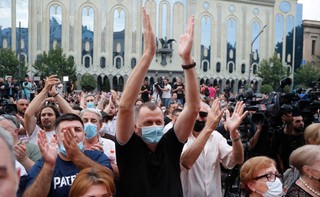 Gruzja: Tłumy na ulicach Tbilisi domagają się dymisji rządu