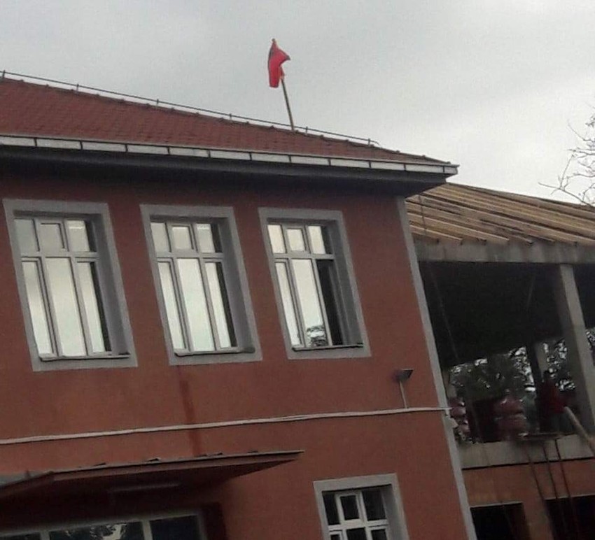 Albanska zastava na srpskoj školi