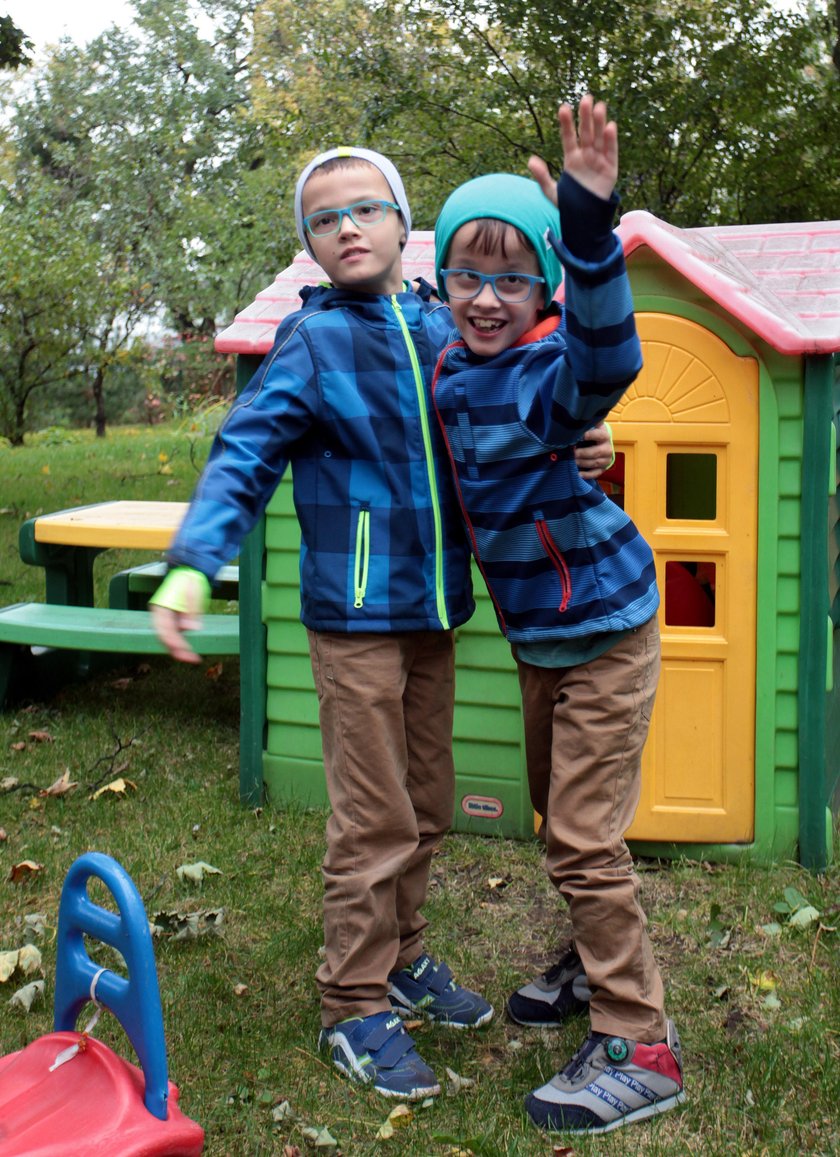 Oskar i Krystian są bliźniakami. Mają 8 lat. To cudowni chłopcy