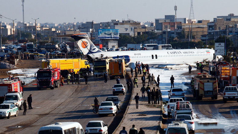 Na pokładzie irańskiego samolotu było 135 osób. Maszyna wypadła z pasa startowego na pobliską autostradę. Nikomu nic się nie stało.