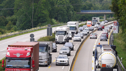 Balesetek az M1-es autópályán: torlódik a forgalom, az utat lezárták