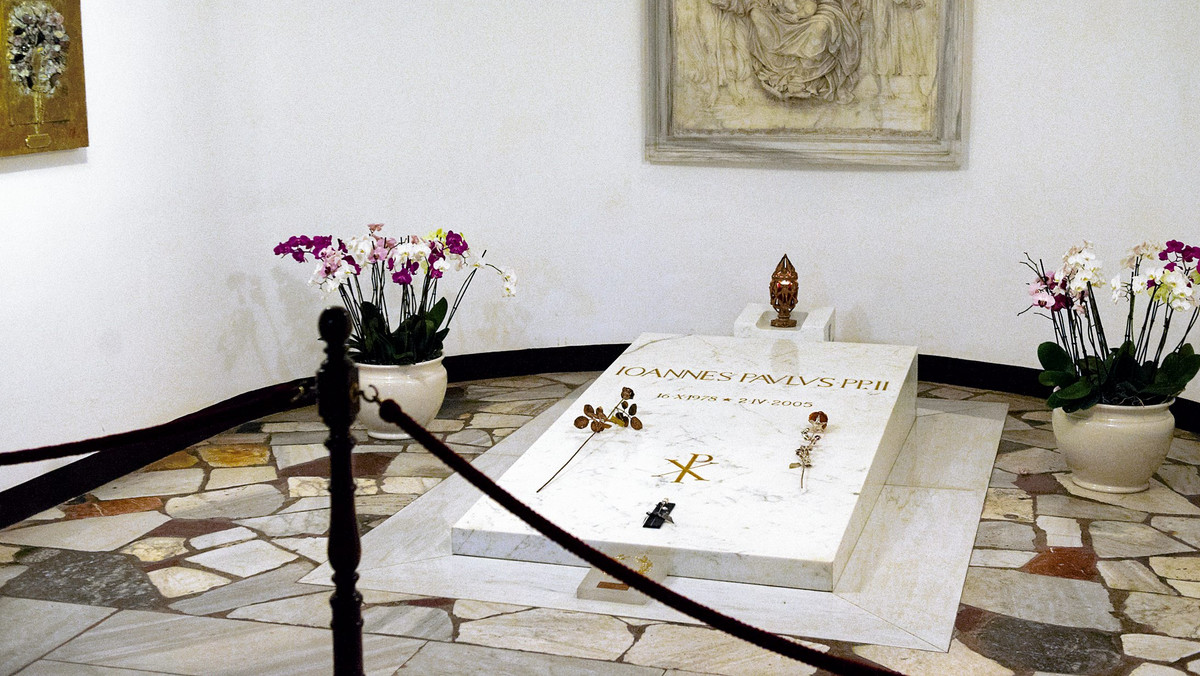 Trumna z ciałem Jana Pawła II została wyjęta z grobowca w Grotach Watykańskich. W celebrze wzięło udział około pięćdziesięciu osób, w tym najbliżsi współpracownicy Sługi Bożego Jana Pawła II.