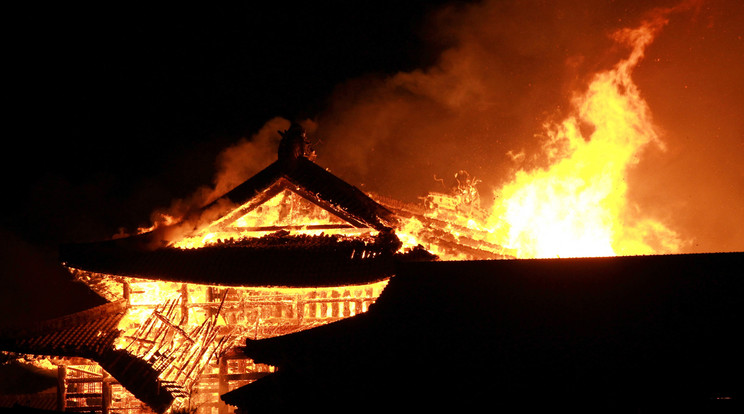 Tűz egy okinavai kastélyban / Fotó: MTI - EPA - Maesiro Hitosi