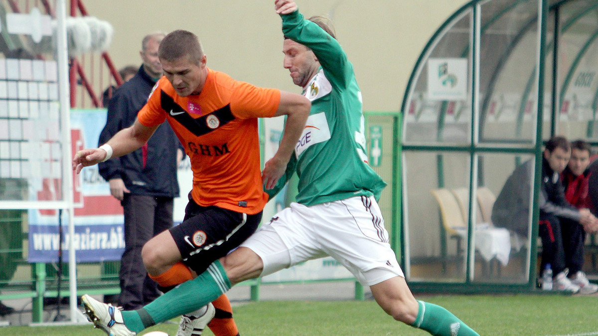 GKS Bełchatów pokonał Zagłębie Lubin 2:1 (1:1) w meczu 12. kolejki T-Mobile Ekstraklasy. Pięknym trafieniem dla gości popisał się Patryk Rachwał, w ekipie gospodarzy brylował natomiast Kamil Kosowski.