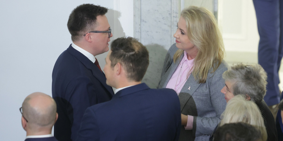 Marszałek Sejmu Szymon Hołownia i posłanka PiS Katarzyna Sójka podczas spotkania opłatkowego w Sejmie w grudniu 2023 r.