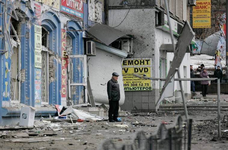 Zniszczone budynki w okolicach przystanku