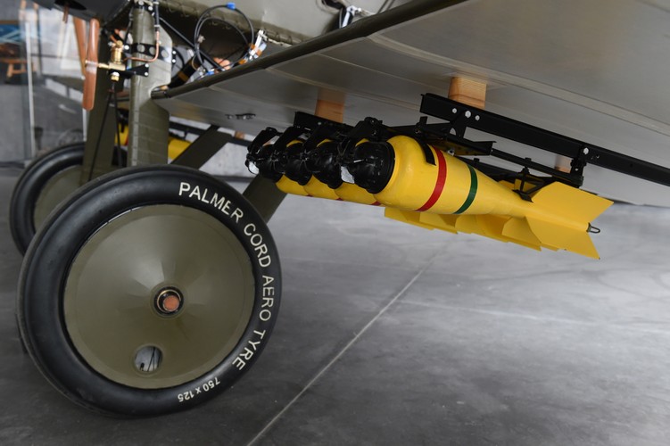 Samoloty Bristol F.2B Fighter uczestniczyły w wojnie polsko-bolszewickiej z 1920 roku. Egzemplarz prezentowany w Muzeum Lotnictwa Polskiego jest w malowaniu z tego właśnie okresu. <br><br>fot. (mgo) PAP/Jacek Bednarczyk