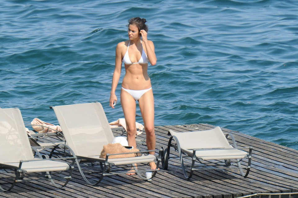 Irina Shayk w białym bikini